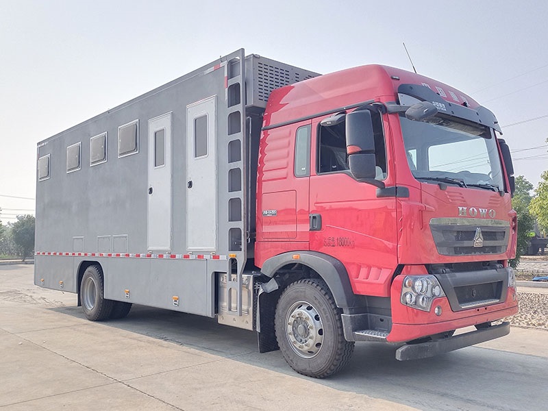 重汽豪沃厕所车